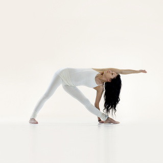 Guru-Mai-Ram-Utthita-Trikonasana-II.jpg